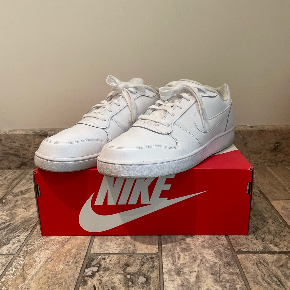 WHITE NIKE SHOES MEN.